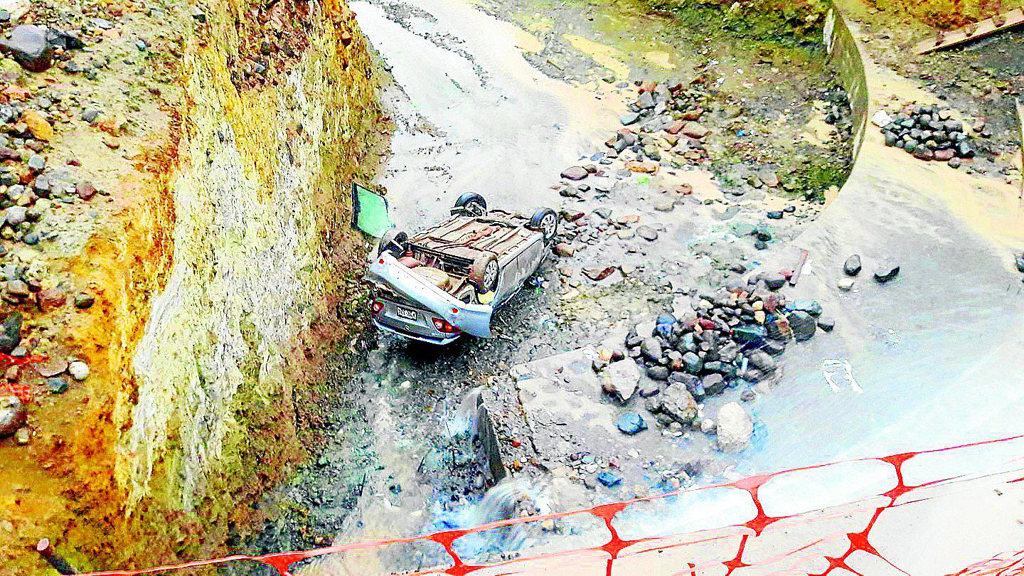 Huancavelica: Chofer en auto cae a un abismo de 15 metros y cinturón le salva la vida