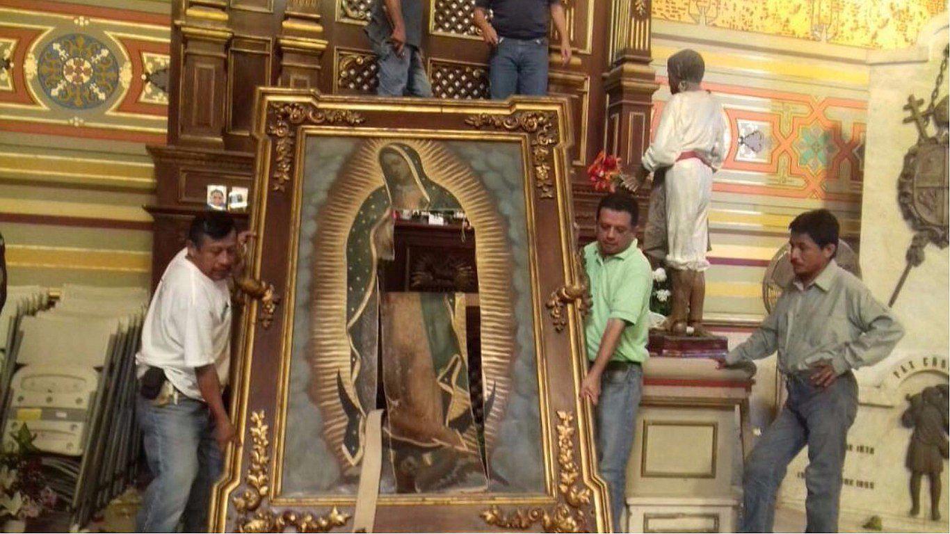 YouTube: mujer destruye imagen de la Virgen de Guadalupe (VIDEO)