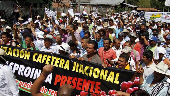 Paro cafetero continúa en Colombia y peruanos siguen varados
