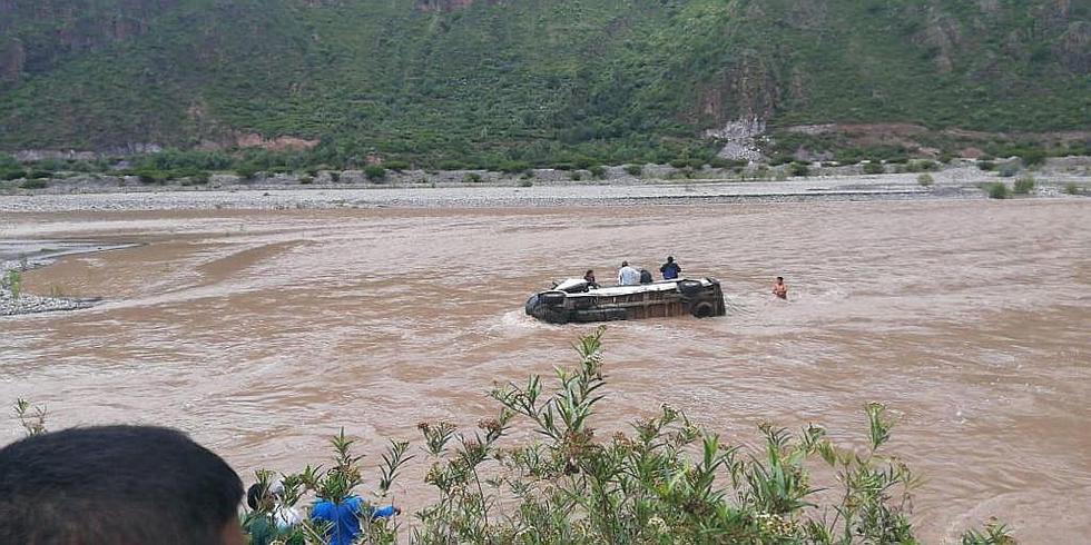 Un muerto y 7 heridos deja caída de combi al río Pampas