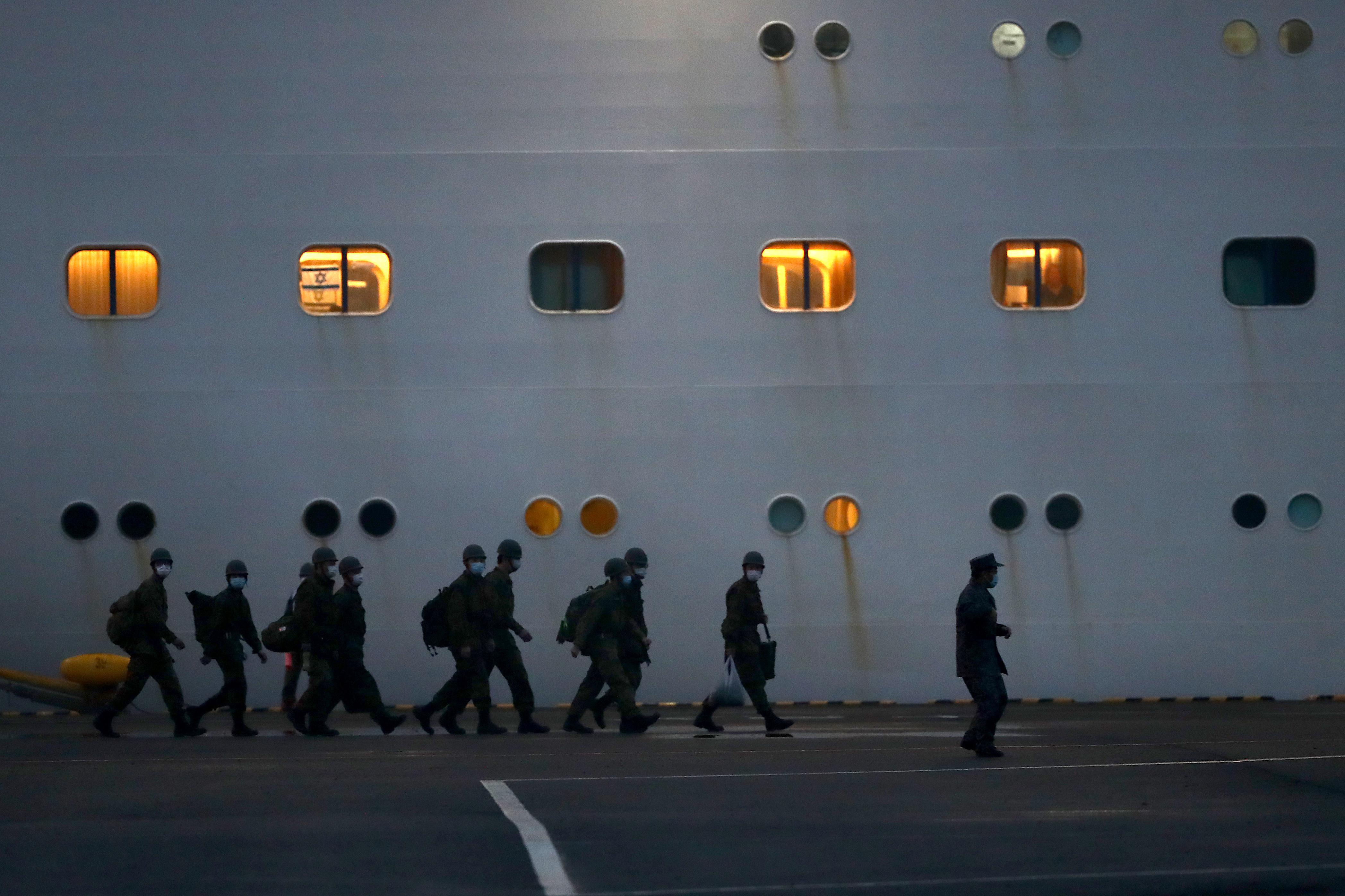 Las Fuerzas de Autodefensa de Japón pasan por el crucero Diamond Princess, con personas en cuarentena a bordo por temor al nuevo coronavirus. (AFP).