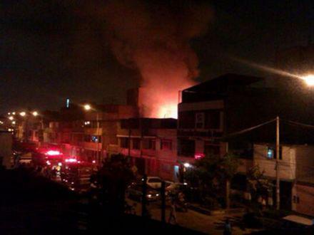 La Victoria: Bomberos sofocan incendio en vivienda