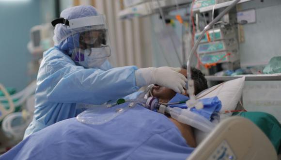 Trabajadores de la salud atienden nuevos pacientes covid-19 dentro de la Unidad de Cuidados Intensivos del Hospital Alberto Sabogal hoy, en el Callao (Perú). EFE/ Luis Ángel González
