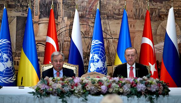 El secretario general de la ONU, Antonio Guterres, y el presidente turco, Recep Tayyip Erdogan, se sientan al comienzo de la ceremonia de firma de una iniciativa sobre el transporte seguro de cereales y alimentos desde los puertos ucranianos. (Foto: OZAN KOSE / AFP)