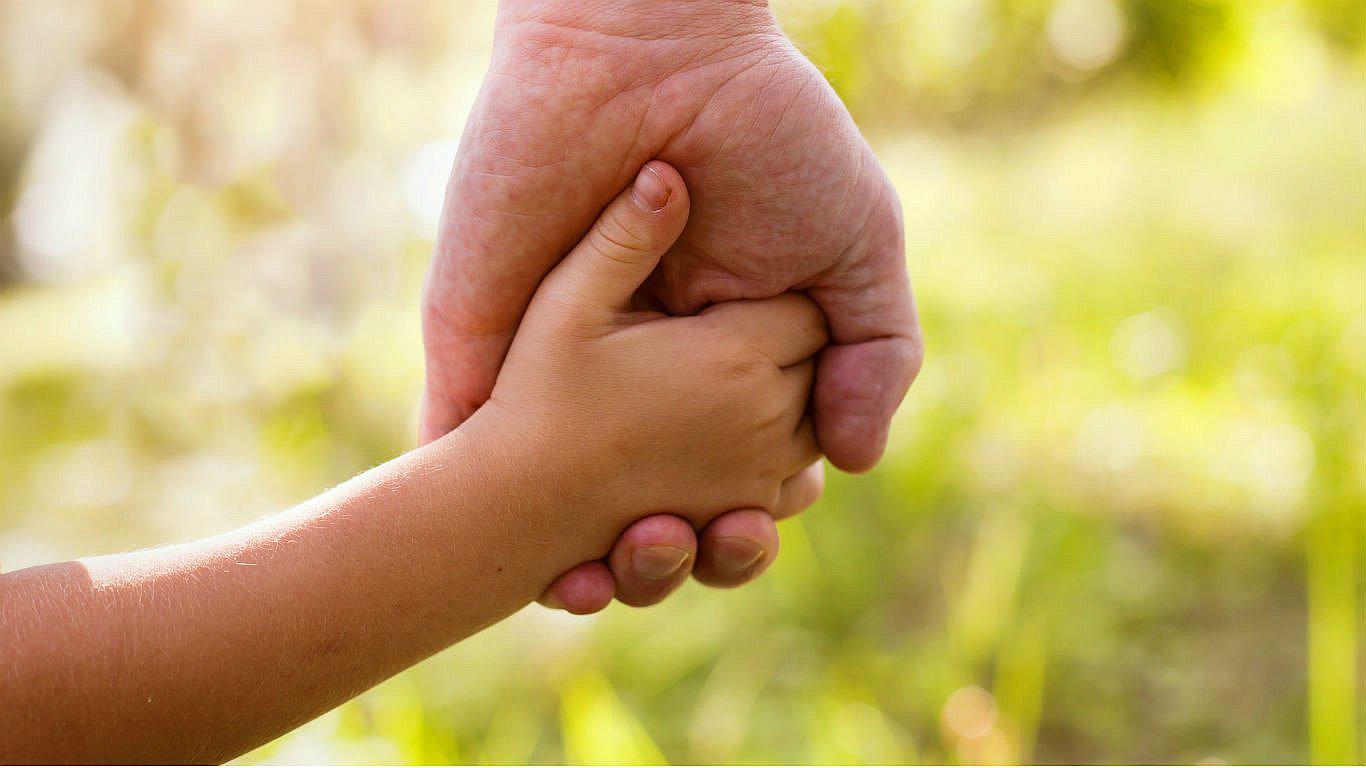 Instagram: La desgarradora imagen de un padre despidiéndose de su hijo