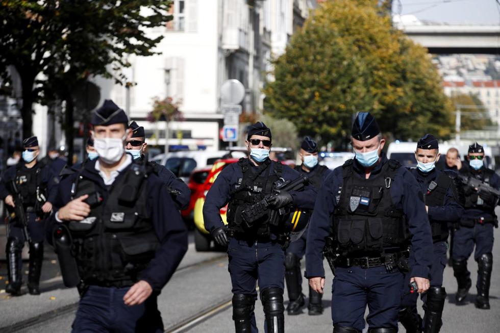 Policías franceses se encuentran dentro de un perímetro de seguridad tras un ataque con cuchillo en la iglesia Basílica de Notre Dame en Niza, Francia, el 29 de octubre de 2020. (EFE/EPA/SEBASTIEN NOGIER).