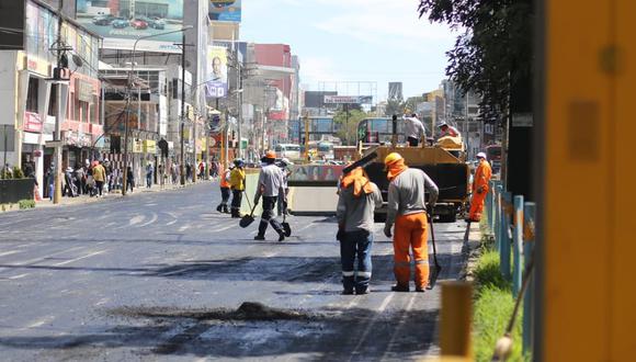 La Municipalidad de Cayma hace trabajos de mejora de la capa asfáltica en la avenida Ejército, lo que dificulta el paso de los vehículos en general. (Foto: Eduardo Barreda)