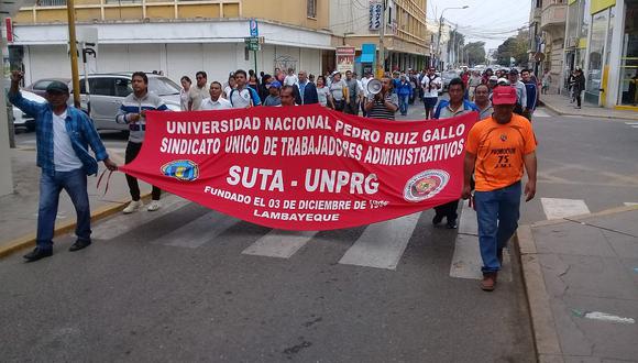 ​Trabajadores administrativos de la UNPRG protestan bloqueando calles de Chiclayo