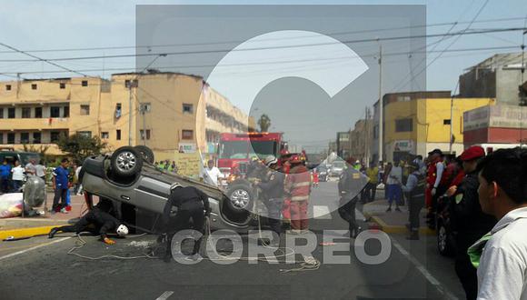 Choque entre patrullero y camioneta deja dos heridos (FOTOS)