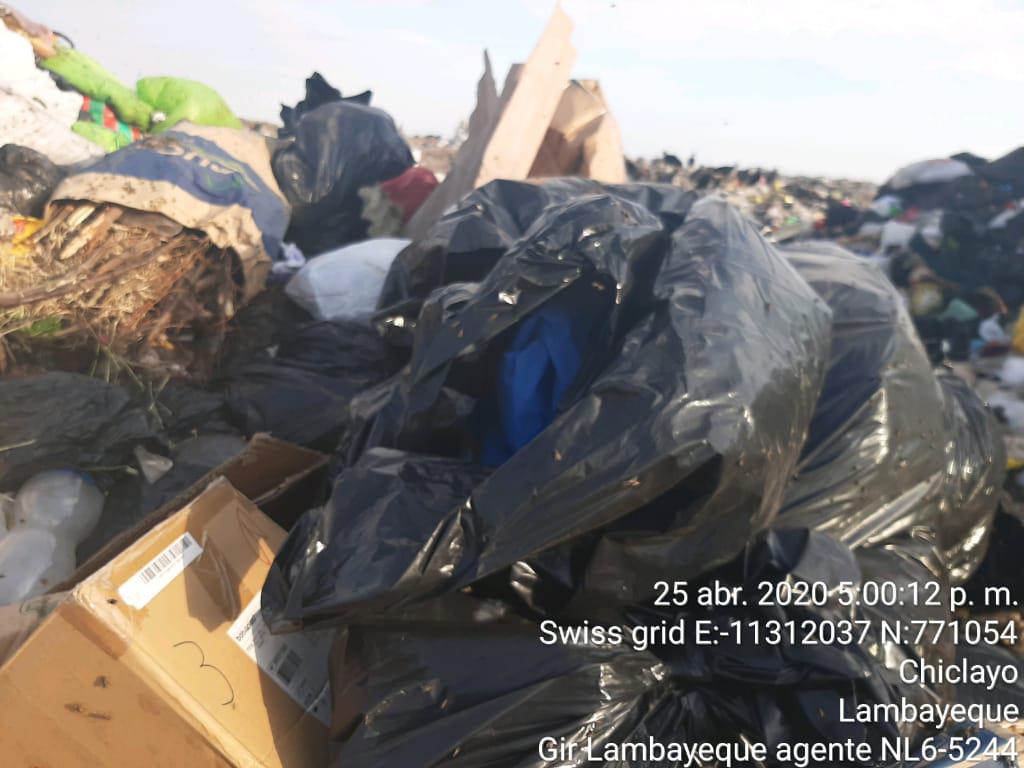 “Se observa bolsas negras con mandiles celestes, cajas con mandiles, guantes... Un aproximado de media tonelada”, describe un policía mientras graba un video del considerable montículo de basura en el lugar. Minutos después, aves de rapiña e insectos rodearon los desechos.