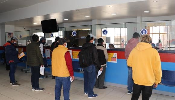 A diario cientos de postulantes acuden a la DRTC para tramitar sus licencias de conducir.