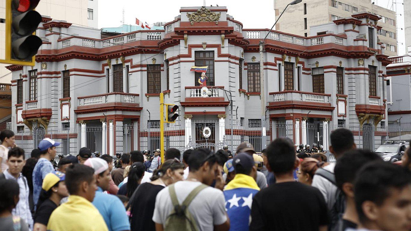 Embajada de Venezuela suspende atención de oficina consular tras protestas contra Maduro