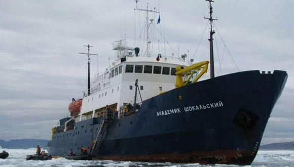 Barco ruso atrapado en hielo de la Antártida está siendo liberado