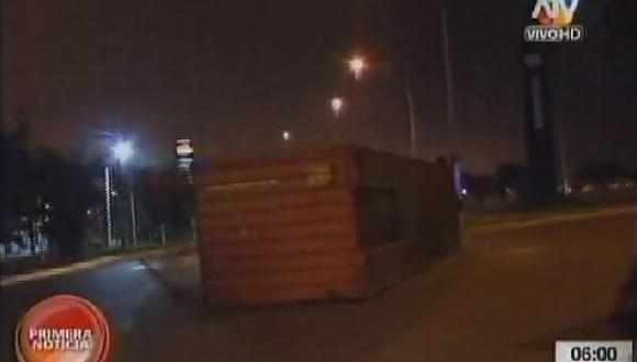 Pesado container cayó de camión e interrumpió el tránsito