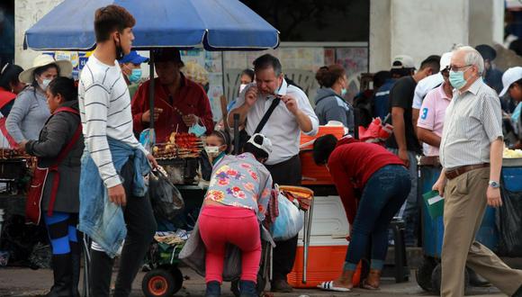 Varias personas sin tapabocas o con su uso indebido caminan por una concurrida calle hoy, en Santa Cruz (Bolivia). EFE/Juan Carlos Torrejon