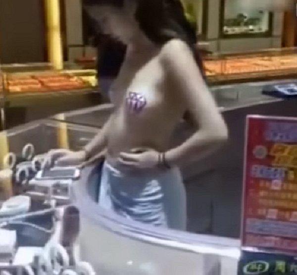 ​YouTube: Polémica por mujer que es obligada a vender joyas semidesnuda