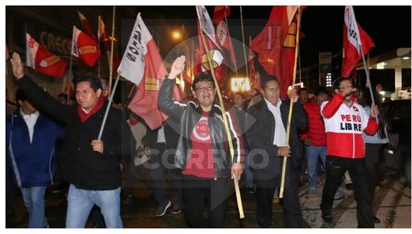 Perú Libre hace marcha por virtual triunfo en gobernación y alcaldías