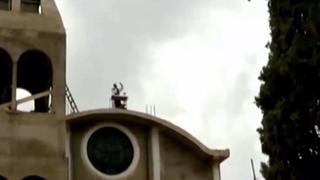 Sacerdote realiza misas desde el techo de la Iglesia en Tomayquichua, en Huánuco (VIDEO)