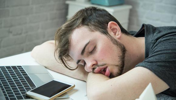 ¿Dormir en el trabajo podría dejarlo sin empleo? Conoce aquí la explicación. (Foto: Getty)