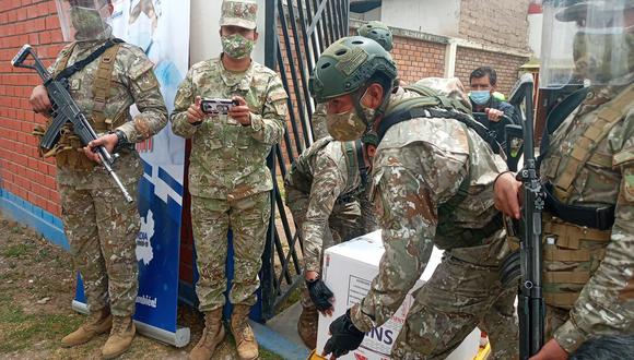 Miembros del Ejército siguen custodiando llegada de vacunas