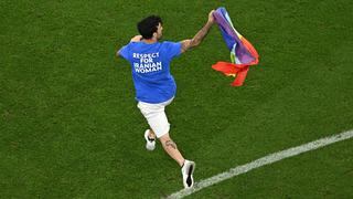 Un hombre con una bandera arcoíris entra en la cancha del Portugal-Uruguay