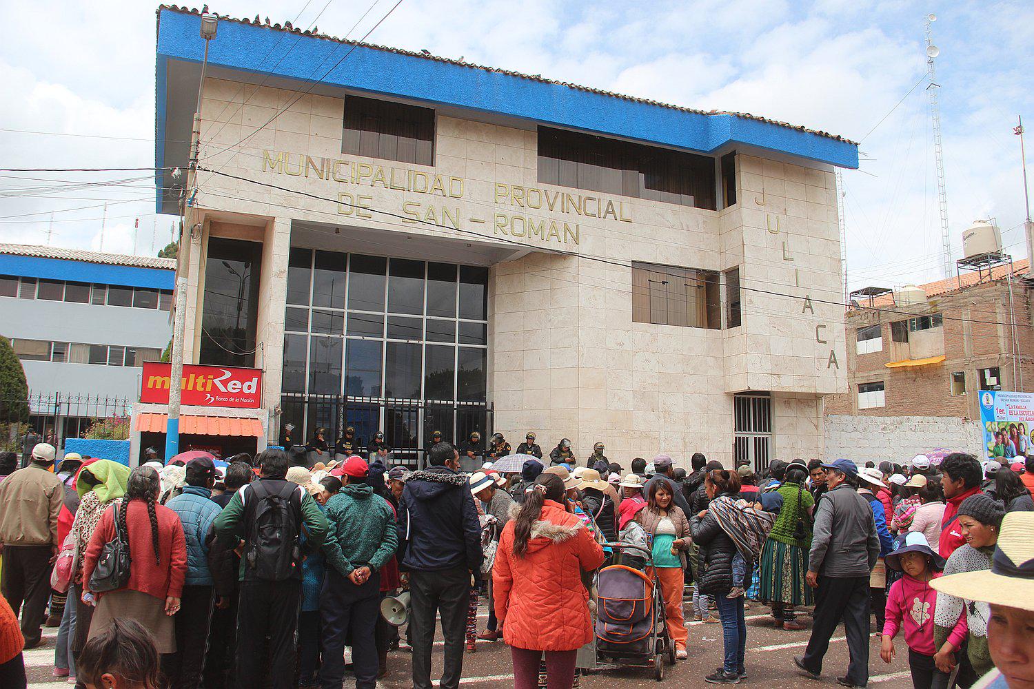 Alcalde de Juliaca apoya a vecinos que piden reubicar aeropuerto