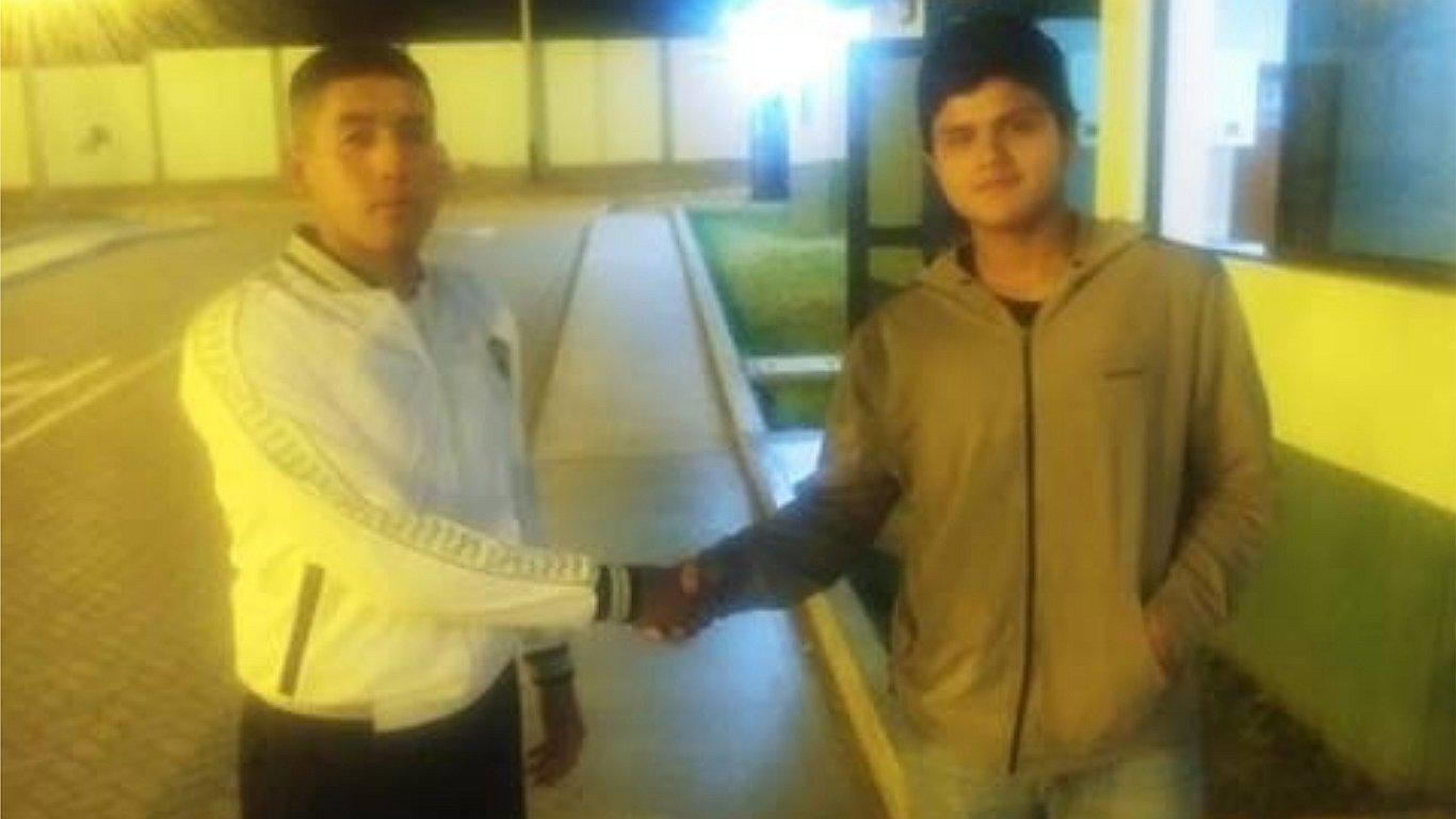 Alumno de la PNP devuelve billetera perdida a joven universitario 