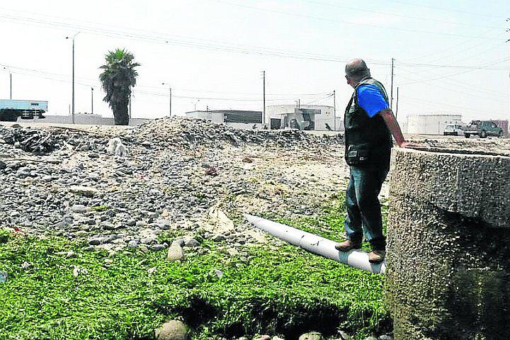 Sancionarán a responsables del vertimiento de aguas contaminadas al mar de Pisco