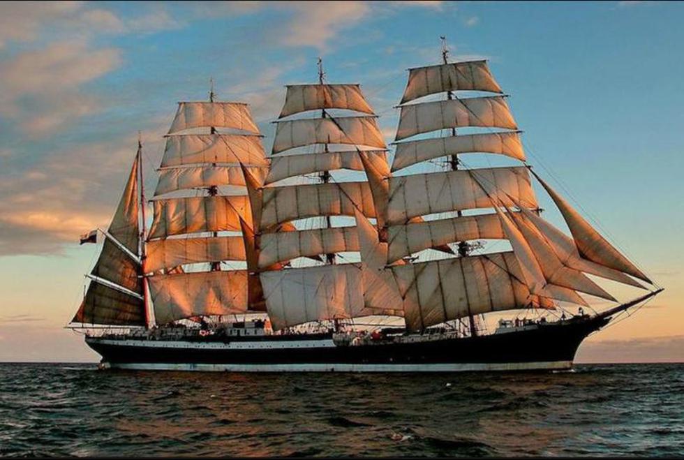 Velero más grande del mundo llega al Callao