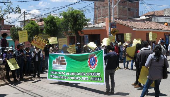 Cusco: estudiantes exigen tractor a la región 