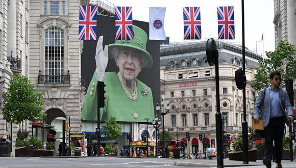 La reina Isabel II de Gran Bretaña saludando a la multitud desde el balcón del Palacio de Buckingham al final del Concurso Platino el domingo 5 de junio.(Foto de JUSTIN TALLIS / AFP)