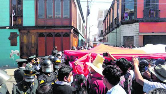 Exigen disculpas a las autoridades por permitir  que simpatizantes de Perú Libre lleven a cabo acto no autorizado. Reúnen documentación para iniciar acciones legales