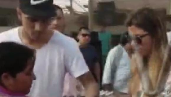 ​Paolo Guerrero y Alondra García llevaron cientos de regalos a niños de Huaycán [VIDEO]