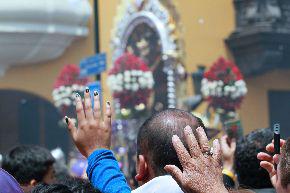 Señor de los Milagros en procesión de Viernes Santo