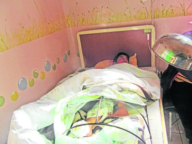 Niño pierde los dedos del pie cuando se le cae tapa de desagüe 