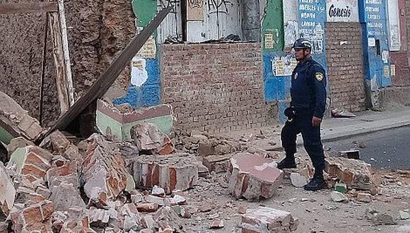 Se derrumba parte de lo que fue el hotel Lima en el centro histórico de Trujillo 