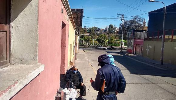 ​Voluntarios visitan a adultos mayores del Cercado de Arequipa