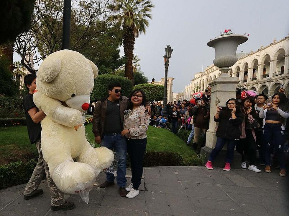 Joven sorprende a su chica con oso gigante (FOTOS)