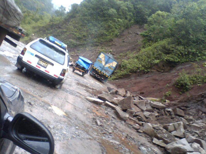 Caída de huaycos restringe tránsito vehicular en la Carretera Federico Basadre