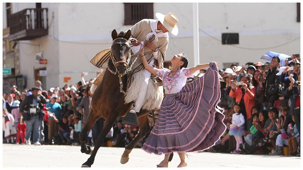 ​Alegorías, danzas y desfile por aniversario de universidad (FOTOS)