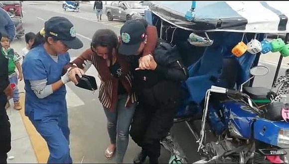 Chofer fuga y deja dos heridos tras chocar su automóvil contra mototaxi
