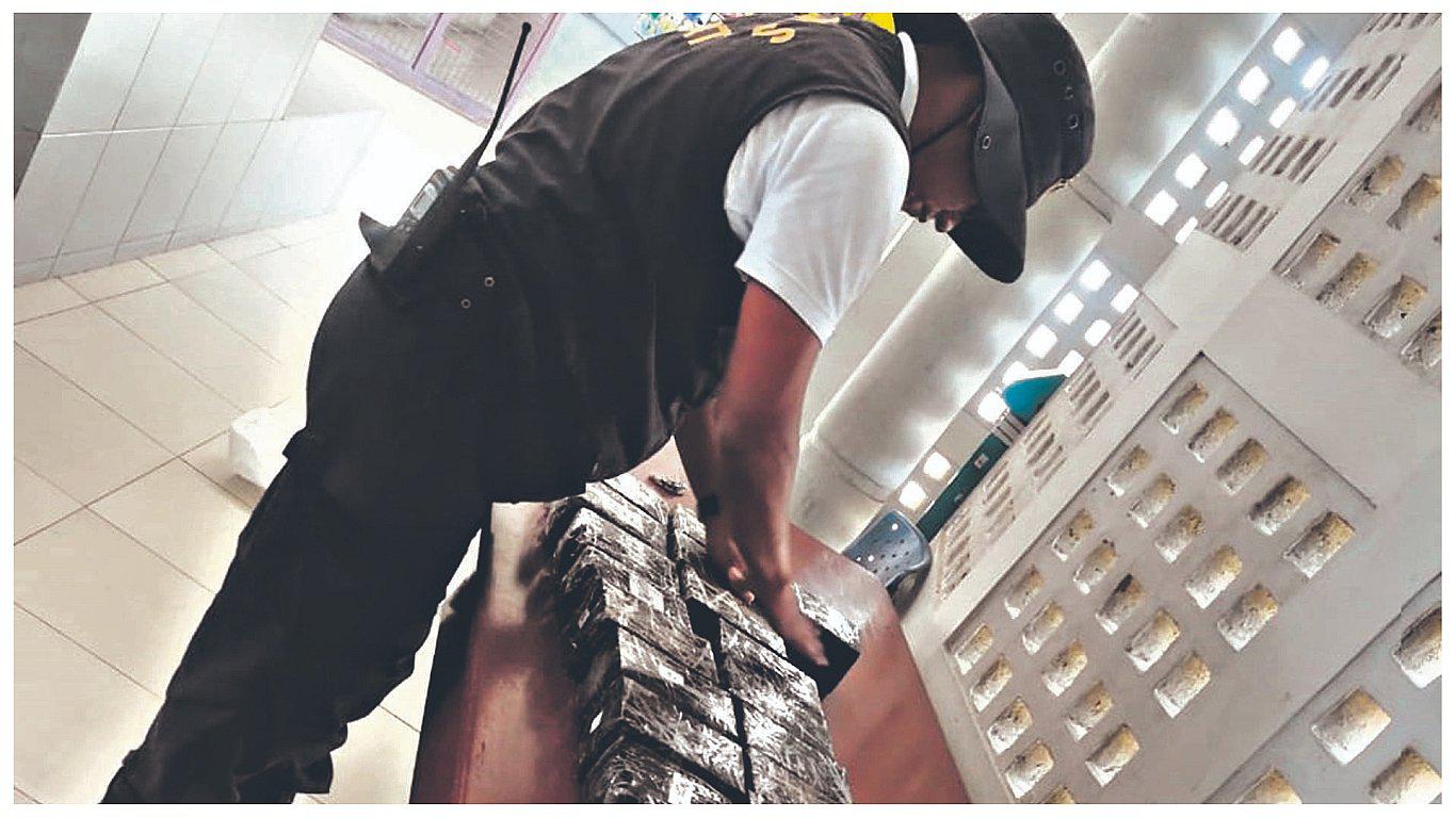 Fiscalía y Aduanas incautan 299 celulares de contrabando valorizados en S/ 450 mil 