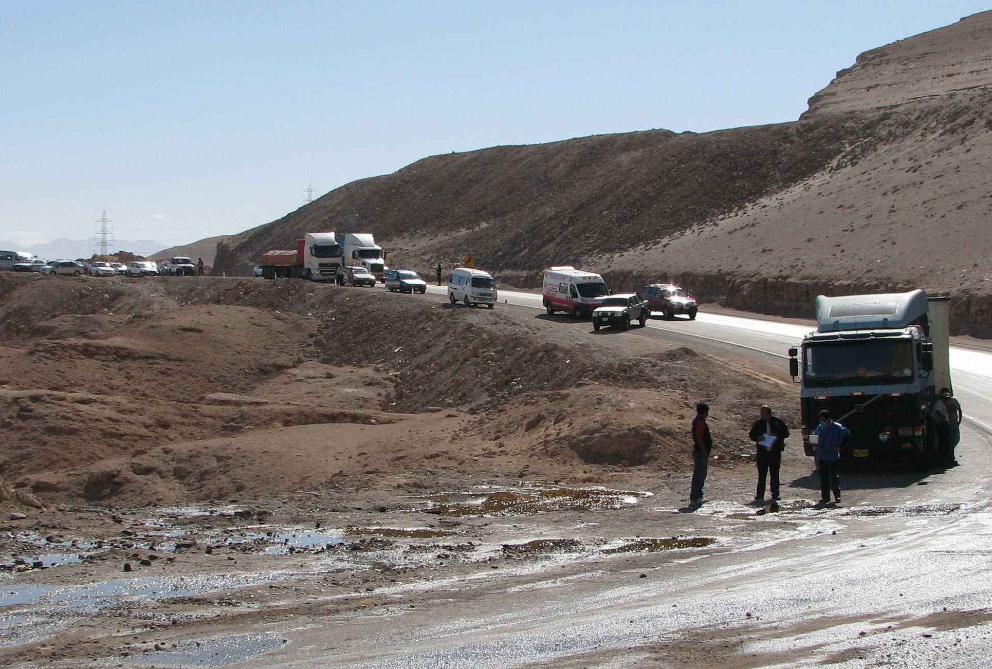 Auto con familia cae a barranco en Ilo