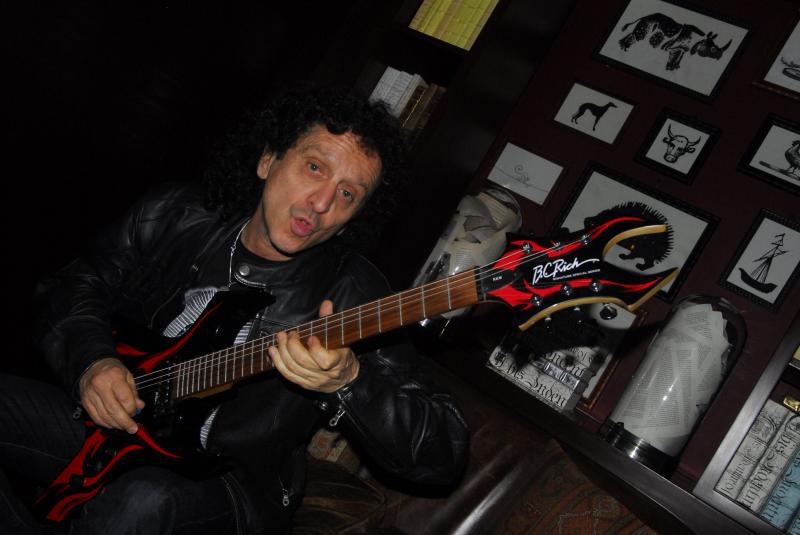 Aléx Lora por reciente muerte de su madre: "ella seguirá en mi memoria y mi música"