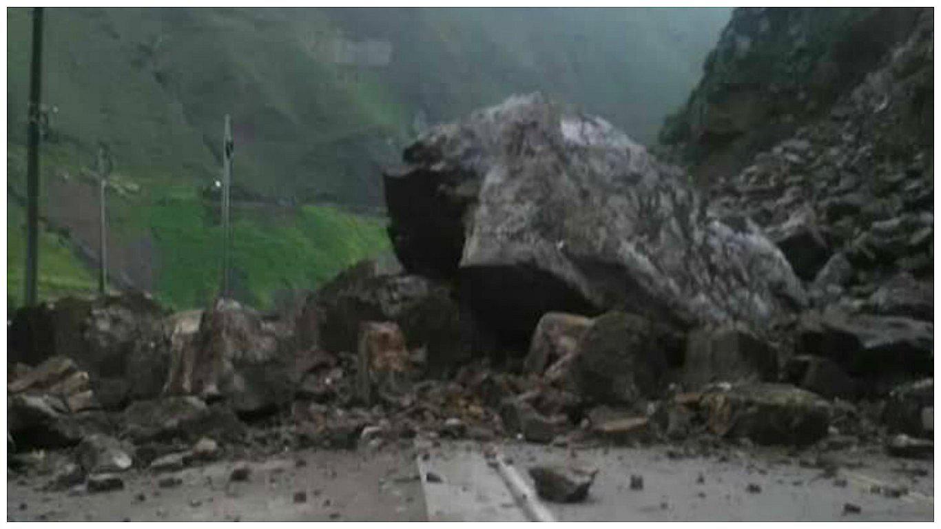 Carretera Central se cierra por deslizamiento de piedras y estas son las rutas alternas 