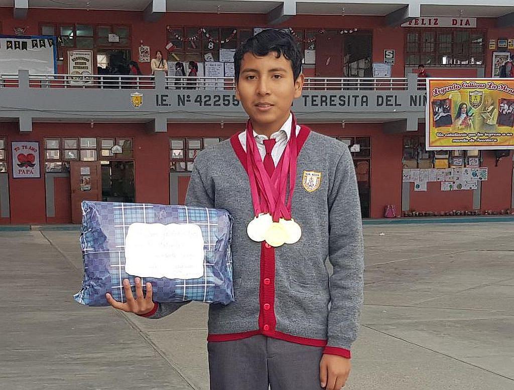 Medallista escolar en natación se esfuerza para llegar muy lejos 
