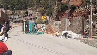Camión que transportaba leña y a dos personas, termina volteado en Huancavelica