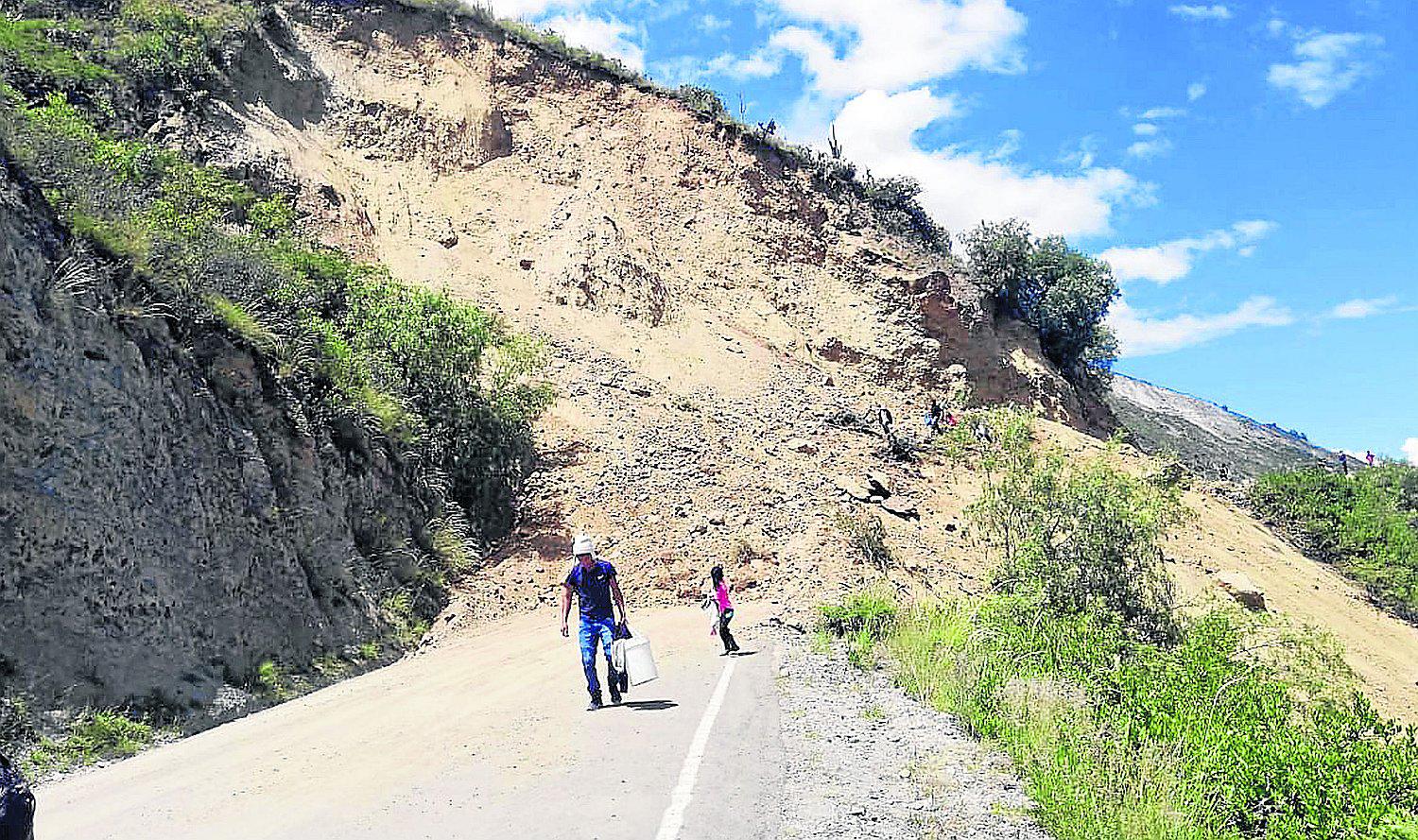 ​Huaico bloquea vía Izcuchaca - Anco y viajeros arriesgan la vida