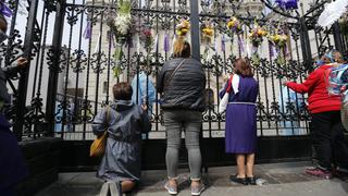 Fieles del Señor de los Milagros llegaron a los exteriores de la iglesia Las Nazarenas (FOTOS)