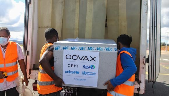 Imagen de un cargamento de vacunas de COVAX. (Mamyrael / AFP).